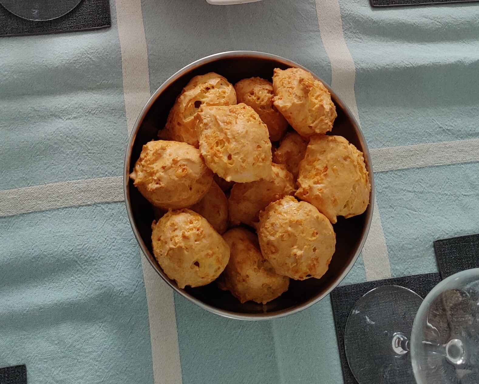 Gougères au fromage dorées et croustillantes