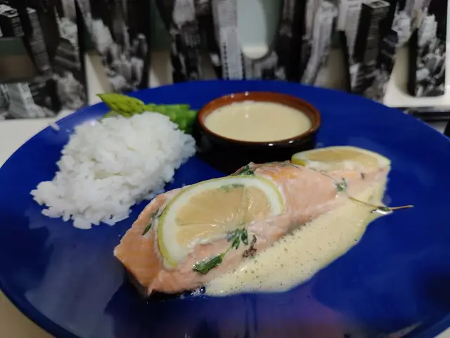 Saumon sous vide sauce hollandaise riz et asperges